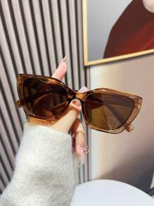 1 副女士猫眼式时尚眼镜，打造令人无法抗拒的美学配饰。全框设计，专为女性设计，是一款非常实用的日常眼镜，可让您从办公室到忙碌生活中的任何地方。遮阳镜海滩配饰