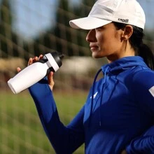 1入組運動用塑膠擠壓式水瓶，帶易開式嘴部及握把，白色