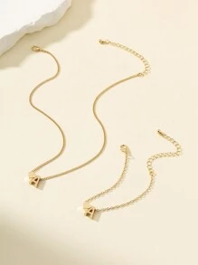 1 套简约时尚的心形和字母吊坠项链手链组合套装，是情人节派对上送给女性的完美礼物