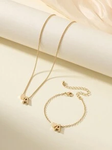 1 套简约时尚的心形和字母吊坠项链手链组合套装，是情人节派对上送给女性的完美礼物