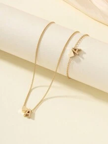 1 套简约时尚的心形和字母吊坠项链手链组合套装，是情人节派对上送给女性的完美礼物