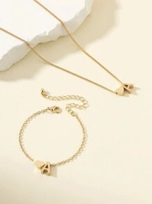 1 套简约时尚的心形和字母吊坠项链手链组合套装，是情人节派对上送给女性的完美礼物