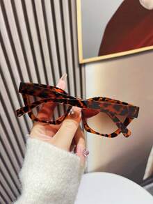 1 副女士猫眼式时尚眼镜，打造令人无法抗拒的美学配饰。全框设计，专为女性设计，是一款非常实用的日常眼镜，可让您从办公室到忙碌生活中的任何地方。遮阳镜海滩配饰