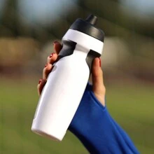 1入組運動用塑膠擠壓式水瓶，帶易開式嘴部及握把，白色