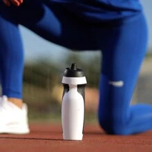 1入組運動用塑膠擠壓式水瓶，帶易開式嘴部及握把，白色