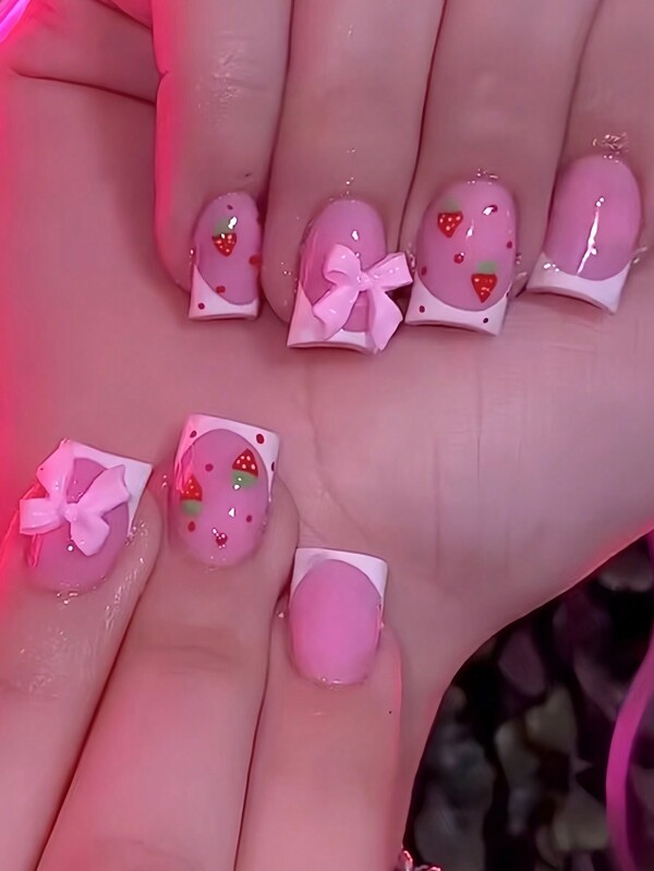 24 قطعة من الأظافر القصيرة اللامعة بالأسلوب الفرنسي الأوروبي والأمريكي بنكهة الفراولة اللطيفة والجذابة، ملائمة لجميع الأذواق بتصميمها البسيط والمميز، بالإضافة إلى لوازم الأظافر الأخرى (1 غراء جيلي + 1 آلة طحن أظافر) اضافر صناعيه اظافر اصطناع