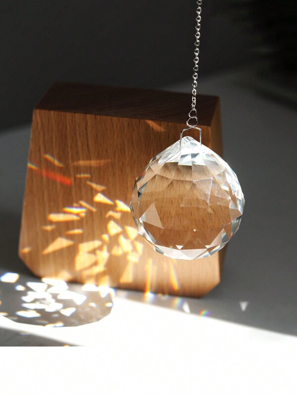 مجموعتان من الحلقات السلسلية بتصاميم عشوائية، كرة برج بلورية شفافة داخلها أشكال هندسية، مُسخّر ضوء مُنشئ نمط ، مرفق معهم سلاسل للتعليق على المصابيح والستائر والديكور المنزلي والجداري