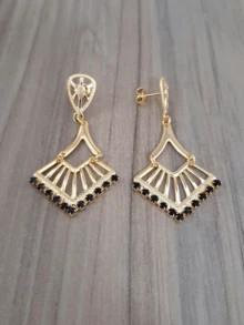Brinco Geométrico com Strass Preto Folheado Ouro  18k Antialérgico