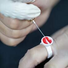 100 Pcs/Bag Tattoo Ink Rings Cups,Disposable Eyelash Extension Glue Ring Cup ,Tattoo Pigment Holder Container ,Glue Cup,Can Also Be Used For Eyebrow/Lip/Eyeliner Tattooing,Lash Extension Tattoo Tools