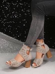 2024年女式粗跟羅馬涼鞋,切割設計,腳趾開口,腳踝帶和扣環閉合,適合夏日穿搭 - 灰色 - 查看 6