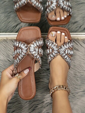 Fashionable Women's Beach Trip Comfortable Rhinestone Flat Sandals For Plus Size Women Non-Slip Slippers
