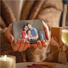 图片印刷 1 件定制照片和文字 PU 皮革钱包、定制雕刻图片钱包、个性化男士钱包、定制人造革钱包、个性化父亲节礼物、男士雕刻皮革、钱包、爸爸钱包、周年纪念礼物、父亲节礼物、送给爸爸的生日礼物、结婚礼物、送给男朋友/他/爸爸/丈夫的礼物 - 灰色 - 查看 2