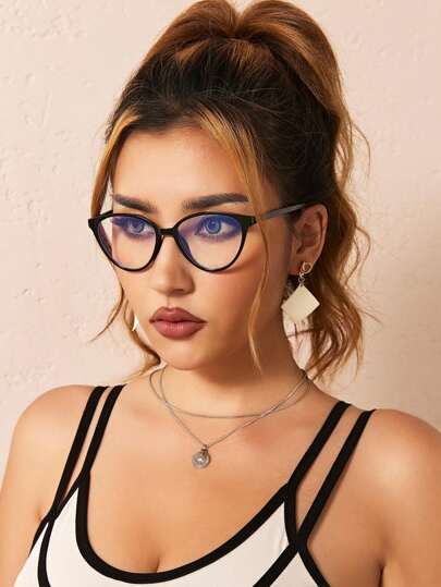 一副女士几何框经典透明塑料眼镜，适合阅读、办公、返校季佩戴，保护眼睛