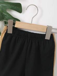 年轻男孩休闲运动两件套，撞色标语印花连帽短袖上衣和短裤，夏季