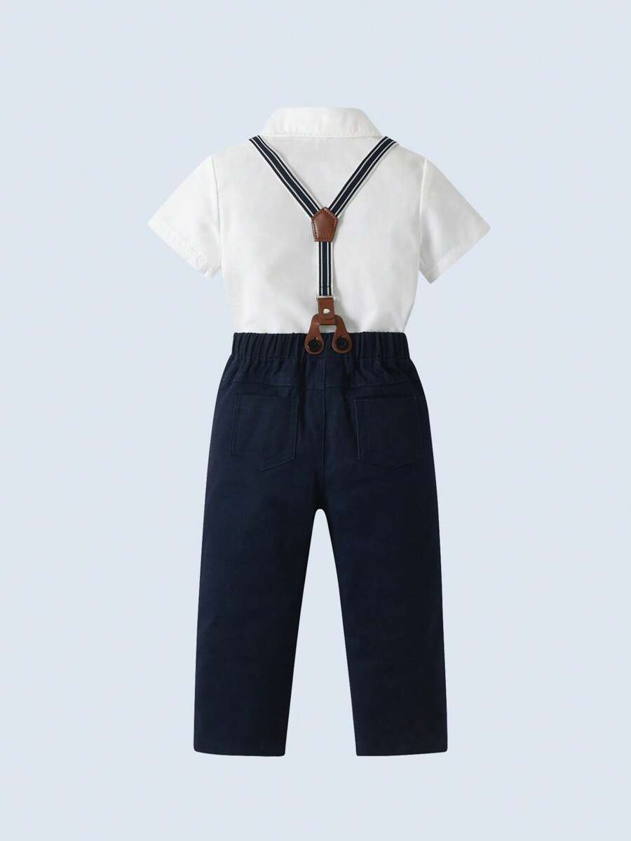 年輕男孩禮服二件套裝，包括白色短袖揚領襯衫和蝴蝶結長褲，時尚帥氣，適用於生日派對、婚禮、表演和宴會