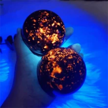 自然火焰石球,石英水晶球,水晶占卜球,家居裝飾,水晶球,水晶脈輪,靈性治療,水晶禮物1個；尺寸：5cm+/6cm+,在紫色光線下呈現火焰顏色,每塊天然石頭都是獨一無二的,隨機出貨 - 球 - 查看 2
