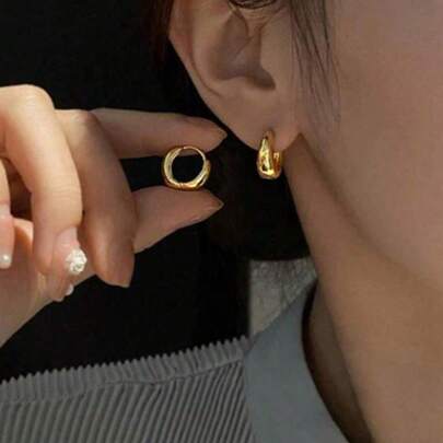 2只镀金粗圈耳环，百搭款式，适合新娘、婚礼、派对等各种场合，是送给朋友、女友、妻子、情人节、母亲节的理想礼物。