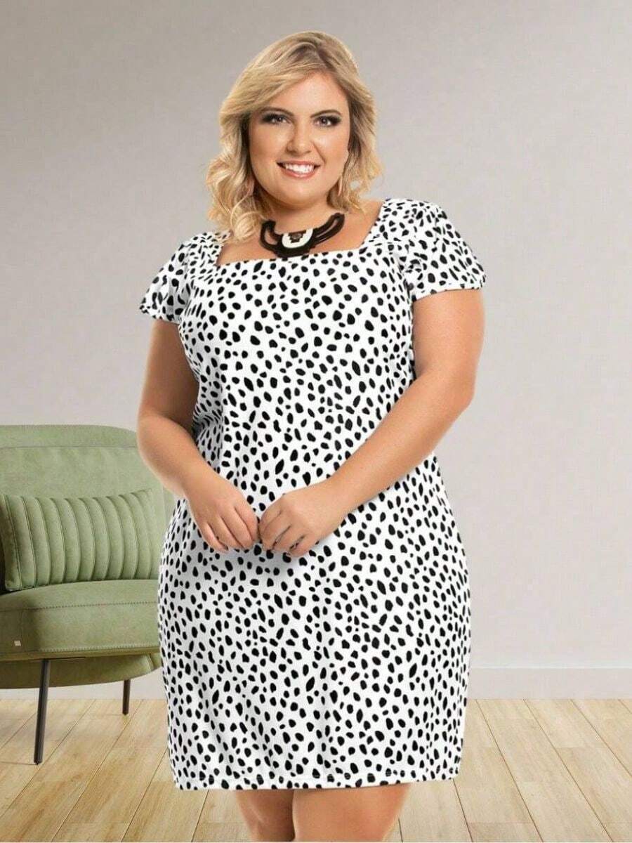 Vestido Preto e Branco Decote Quadrado Manga Curta Plus Size - Preto e Branco - Visão 1