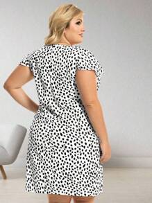 Vestido Preto e Branco Decote Quadrado Manga Curta Plus Size - Preto e Branco - Visão 2