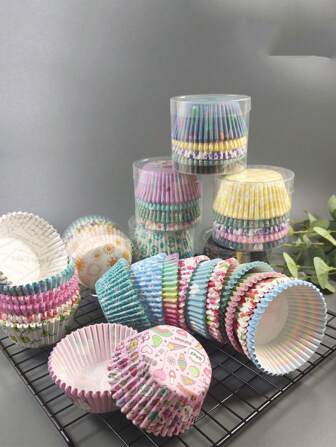 100 piezas Surtido de Capacillos desechables a prueba de grasa para cupcakes y muffins, en colores y patrones aleatorios (La imagen muestra solo una parte)