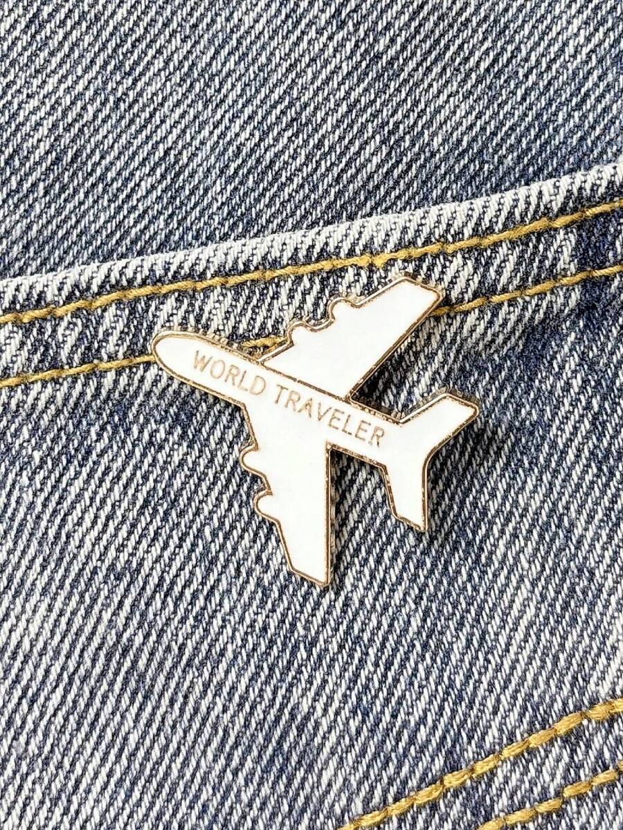 1個時尚的飛機模型金屬胸針,上面寫有英文單詞'world Traveler',多功能裝飾衣服和袋子的針章