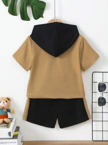 年轻男孩休闲运动两件套，撞色标语印花连帽短袖上衣和短裤，夏季