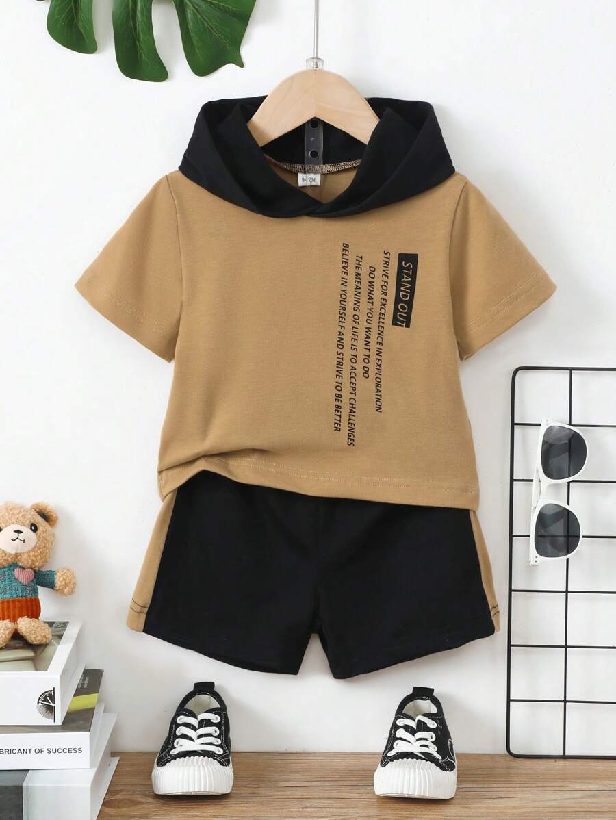 年轻男孩休闲运动两件套，撞色标语印花连帽短袖上衣和短裤，夏季