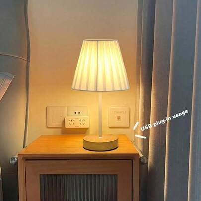 1只褶裥布藝裝飾桌燈,簡約節能led,usb供電,由實木和織物材料製成,適用於臥室,書房,書桌等