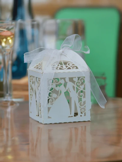 10 peças Caixa de Doce a Laser de Cor Sólida Branca com Design de Noiva e Noivo e Laço de Fita. Embalagem de Presente Perfeita para Casamento e Batizado. Adoráveis Sacolas de Presente para Festa de Casamento e Lembrancinha de Convidados