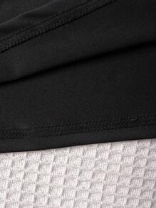 Set de tricou și pantaloni scurți cu mânecă scurtă cu imprimeu grilă și urs pentru copil