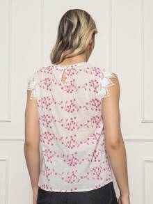 ALETHEIA - ELEGANT DELICATE BLOUSE DESIGNED WITH EMBROIDERY IN LAISE, SHORT SLEEVES WITH GUIPIR LACE MADE OF 100% COTTON - WOMEN'S BLOUSES - SHEIN BLOUSES - 粉紅色的 - 查看 2