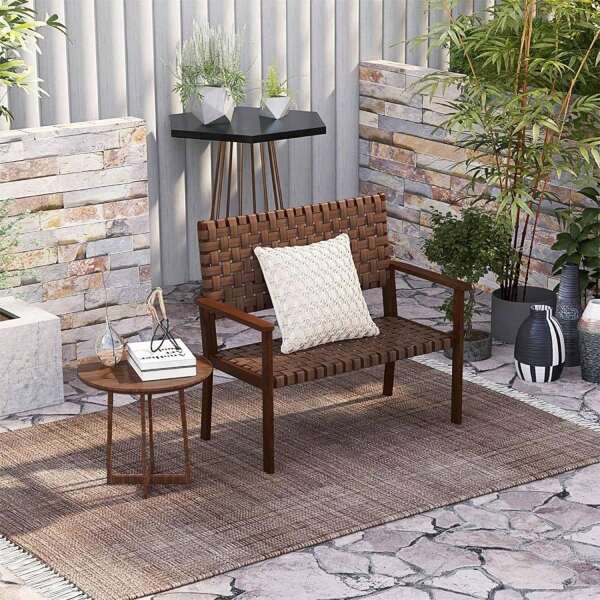 Gartenbank 2-Sitzer aus Kunstleder mit Rahmen aus Gummibaumholz, ergonomisch & wetterfest, Bank für Balkon, Veranda, Terrasse, Hof, Belastung 200 kg, 108 x 57 x 101 cm, Braun