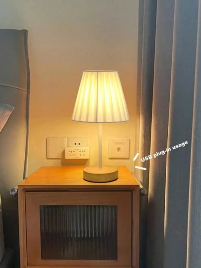 1只褶裥布藝裝飾桌燈,簡約節能led,usb供電,由實木和織物材料製成,適用於臥室,書房,書桌等