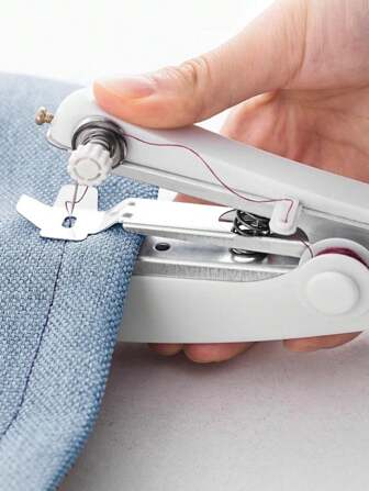 1 件迷你手动缝纫机，一体机，快速缝纫机，便携式缝纫机，便携式金属缝纫机，多功能家用缝纫机。它是一款易于携带和操作的小型缝纫工具，适用于简单缝纫、临时衣物修补等场景。它不像传统缝纫机那样依赖固定电源和较大的空间。