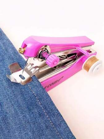 1 pieza Máquina de coser manual mini, máquina integrada, máquina de coser rápida, máquina de coser portátil, máquina de coser portátil de metal, máquina de coser doméstica multifuncional. Es una pequeña herramienta de costura fácil de transportar y operar, adecuada para costura simple, reparación temporal de ropa y otros escenarios. No depende de una fuente de alimentación fija y un espacio grande como las máquinas de coser tradicionales.