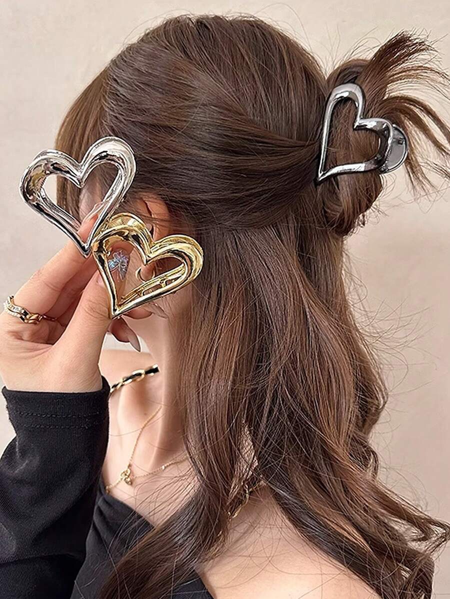 这款金属心形发夹专为女性设计，适合半扎发造型，采用高端设计和简约美学，金色发饰，是情人节的理想之选。它既可以作为发夹，也可以作为发卡，是秋冬季节女性度假装扮或夏季海滩造型的完美搭配。