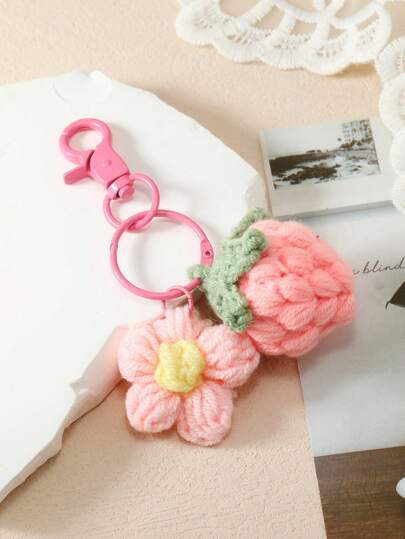 Llavero de peluche hecho a mano con forma tejida de flor y fresa, decoración en 3D, 1 pieza, regalos para el maestro de suministros escolares de crochet, accesorios de regreso a la escuela