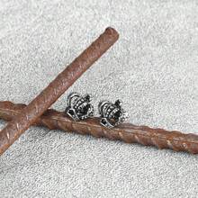 嘻哈和搖滾風格的鋼色和銀色王冠設計男士不鏽鋼耳針,適用於街頭派對和禮物 - 銀灰色 - 查看 2