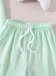 Camiseta de manga corta y pantalones cortos para niño casual con cuello redondo tejido con letra grabada