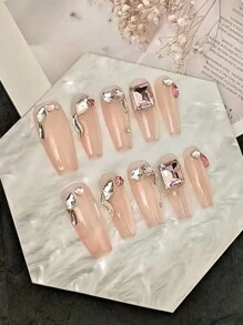 10入組長中梯形美甲貼，精美手工製作，獨特鑽石設計，適合純真可愛的女孩。 它們具有半透明/膚色粉紅色質地，3D效果和時尚的膠黏藝術裝飾，適用於各種場合，如節日，派對或日常使用，是女性和女孩的理想禮物。即貼美甲用品 - 藕粉色 - 查看 1