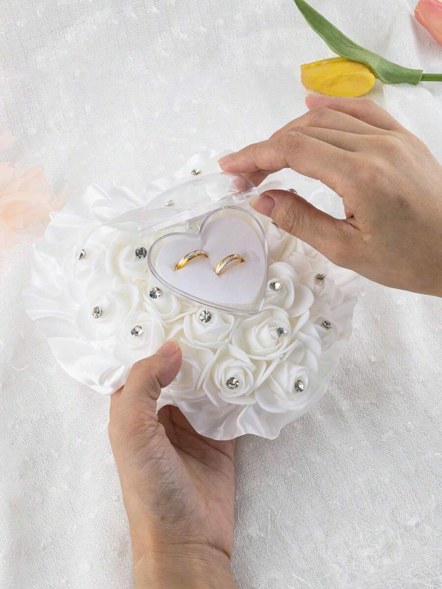 1 Gối đựng nhẫn cưới (Tặng kèm một cặp nhẫn kiểu ngẫu nhiên) Gối hình trái tim đựng nhẫn cưới kèm ruy băng Ren ngọc trai giả pha lê hoa hồng nhẫn cưới dùng trong các buổi lễ Ngày lễ tình nhân Ngày lễ tình nhân - trắng - Xem 1