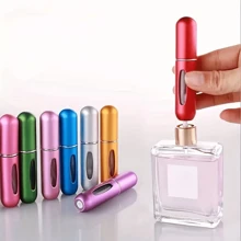 1-5 szt. 5 ml butelki z rozpylaczem do perfum wielokrotnego użytku w różnych kolorach, kompaktowe i przenośne - wygodne w podróży, łatwo mieszczą się w różnych torbach i kieszeniach odzieży. Nadaje się do spotkań na świeżym powietrzu, podróży, biwakowania, biegania, jazdy na rowerze, pieszych wędrówek i innych aktywności.