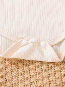 嬰兒男寶寶夏季輕質連體衣，短袖連體衣和短褲套裝，印有字母圖案