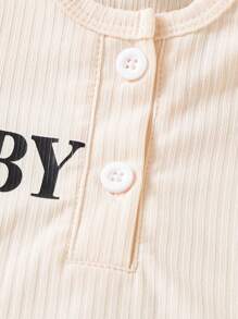 嬰兒男寶寶夏季輕質連體衣，短袖連體衣和短褲套裝，印有字母圖案