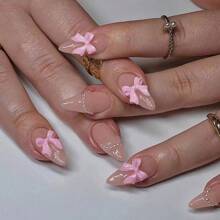 24 pièces/set Ongles pressés longs d'amande rose avec nœud papillon et fausse perle, un design doux et d'ongles fausses. Contient 1 pièce de colle gelée et 1 pièce de lime à ongles, convient pour un usage quotidien au travail et lors de fêtes, fournitures d'ongles pour femmes et filles