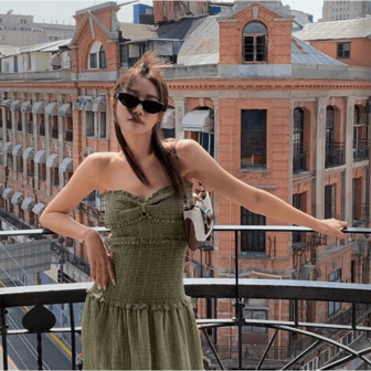 1 件女士眼镜，灰色镜片，炫酷全框设计，适合旅行、驾驶、钓鱼、骑行、日常佩戴等场合。