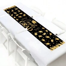 1條2024畢業桌旗，印有學士帽、錄取通知細節，黑金色滌綸桌旗，適用於畢業派對裝飾。