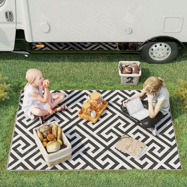 Outsunny Outdoor-Teppich, Kunststoffteppich mit Doppelseitigem Design, Wasserabweisender Balkonteppich, für Terrasse, Camping, Schwarz+Weiß, 121 x 182 cm