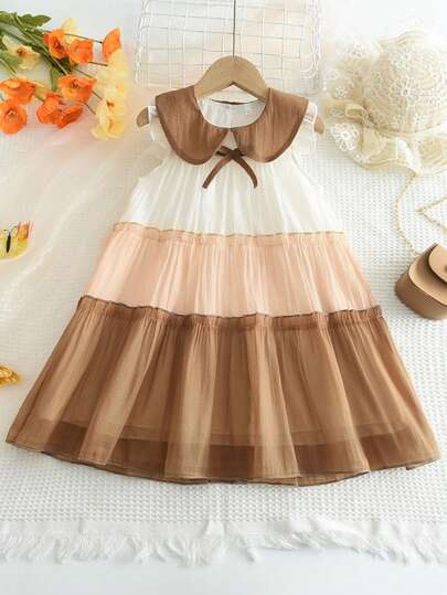 Cô gái trẻ Váy không tay có cổ Peter Pan với nút thắt nơ màu và trang trí viền xếp nếp, mùa hè