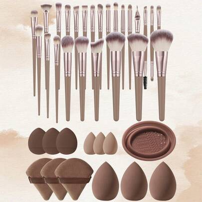38件套化妆工具套装，包含：25支化妆刷套装+3个化妆海绵+3个迷你化妆海绵+3个三角粉扑+3个迷你气垫粉扑+1个化妆刷清洁工具。